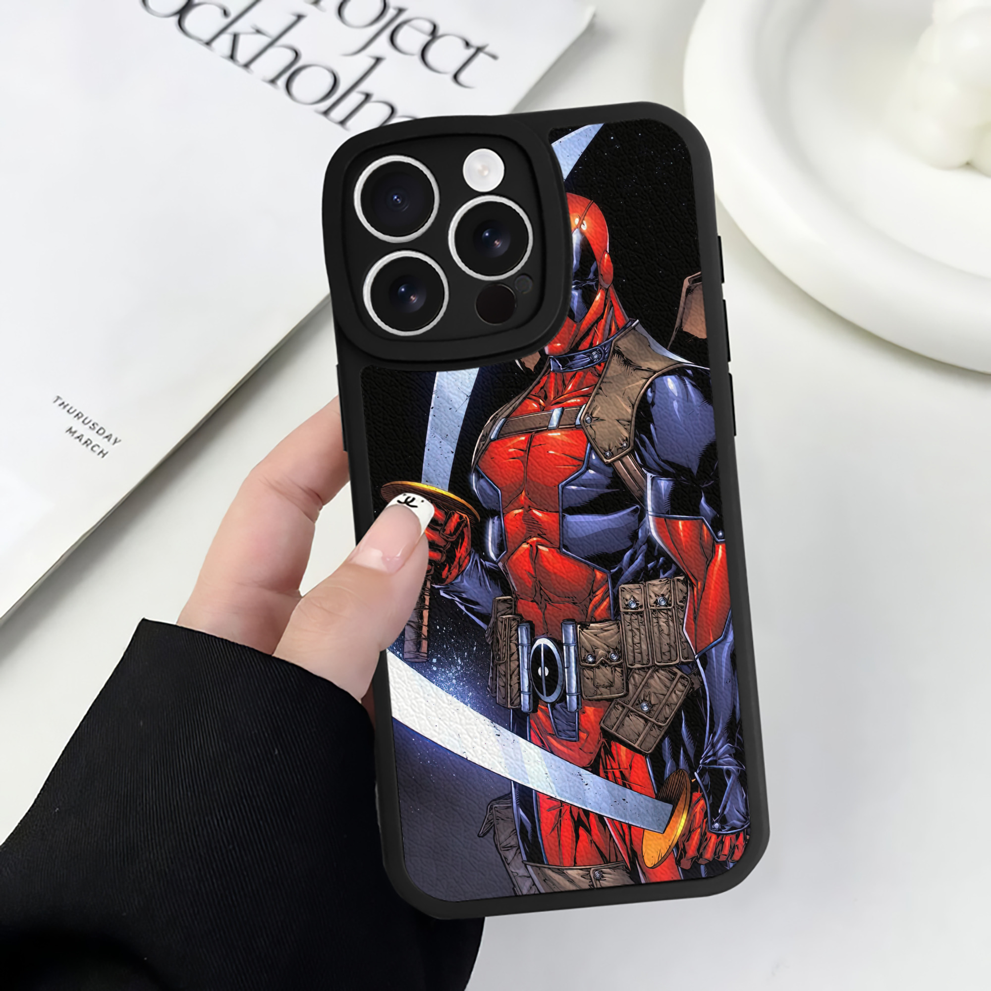 （画像用） Deadpool デッドプール 【iPhone 16シリーズ対応】シリコンスマホケース（レザー調） 材質：シリコン
